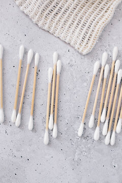 Bastoncillos de bambu ecologicos organicos en el ba&ntilde;o con recipiente zero waste, sin residuos y reciclable. 
