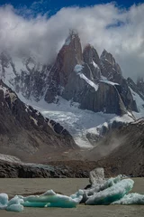 Crédence de cuisine en verre imprimé Cerro Torre Rocky mountain peaks surrounded by clouds and snow with a lake with icebergs at the base. Cerro and Laguna Torre, El Chalten, Argentina. 