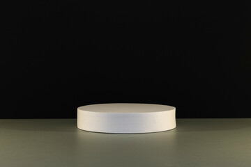 Arrière plan noir sur un support gris avec un présentoir pour des produits avec un rendu 3 D. Plate-forme vide avec podium pour cosmétique, bijoux, maquette ou autres objets.