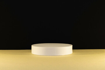 Arrière plan noir sur un support jaune avec un présentoir pour des produits avec un rendu 3 D. Plate-forme vide avec podium pour cosmétique, bijoux, maquette ou autres objets.