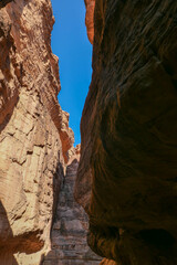 Al Siq ist eine über 70 m tiefe Felsschlucht von 1,5 km Länge in Jordanien und der Eingang zur...