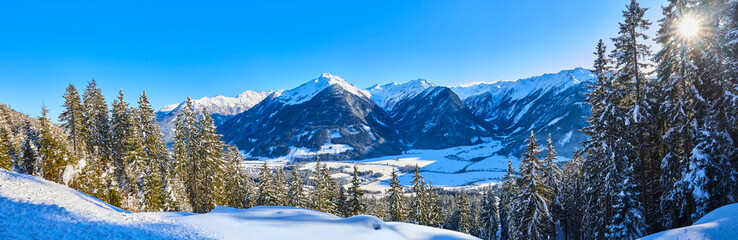 Schöner Panoramablick ins Tal, bei Neukirchen am Großvenediger im Salzburger Land, Österreich. - 696090049