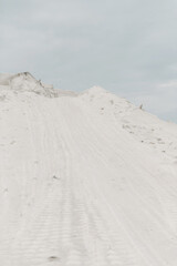 vista cima montagna di sale bianco prima della lavorazione