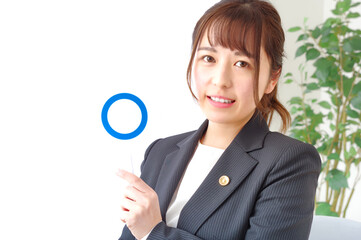 マルのプレートを持つ女性弁護士