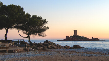 L'île d'Or à Saint Raphaël sur la Côte d'Azur, dans les lueurs d'un couchers de soleil en bord...