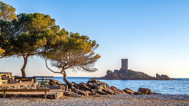 L'&icirc;le d'Or &agrave; Saint Rapha&euml;l sur la C&ocirc;te d'Azur, dans les lueurs d'un couchers de soleil en bord de mer