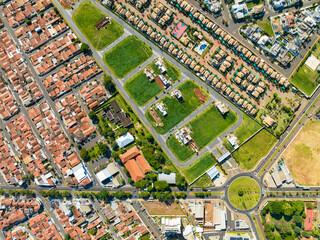 Fototapeta premium Imagem aérea de bairro residencial com condomínios, casas, vegetação e loteamentos sendo construídos na cidade de Paulínia SP (Paulinia) interior de São Paulo. 
