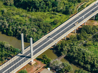 Imagem aérea de casas, ponte e Rio Atibaia que corta a cidade de Paulínia SP (Paulinia) interior de São Paulo. 