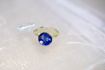 ラピスラズリと宝石のマクロ写真