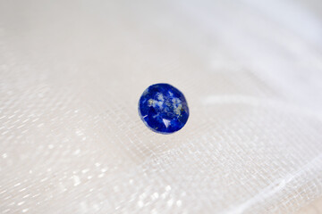 ラピスラズリのルースのマクロ写真