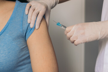 Obraz na płótnie Canvas nurse giving a vaccine to a patient.