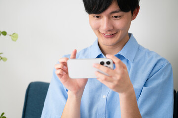 私服姿の若い男性　ライフスタイルイメージ