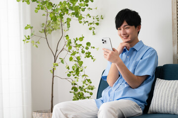 私服姿の若い男性　ライフスタイルイメージ