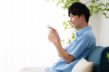 私服姿の若い男性　ライフスタイルイメージ