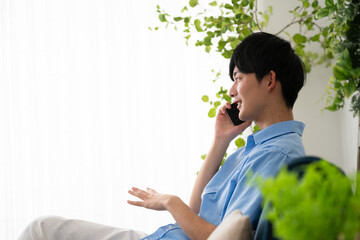 私服姿の若い男性　ライフスタイルイメージ