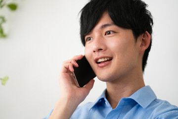私服姿の若い男性　ライフスタイルイメージ
