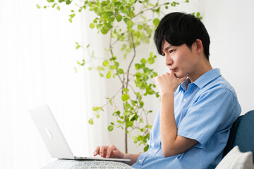 私服姿の若い男性　ライフスタイルイメージ