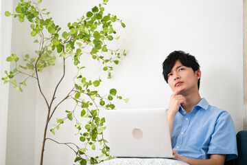 私服姿の若い男性　ライフスタイルイメージ