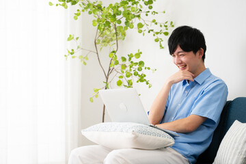 私服姿の若い男性　ライフスタイルイメージ