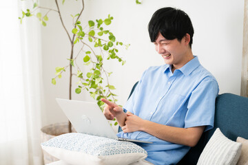 私服姿の若い男性　ライフスタイルイメージ