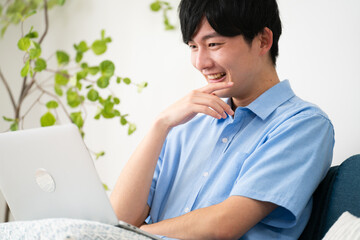 私服姿の若い男性　ライフスタイルイメージ