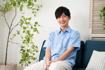 私服姿の若い男性　ライフスタイルイメージ