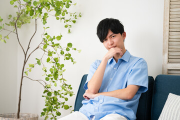 私服姿の若い男性　ライフスタイルイメージ