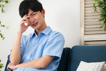私服姿の若い男性　ライフスタイルイメージ