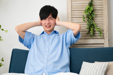 私服姿の若い男性　ライフスタイルイメージ