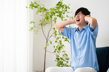 私服姿の若い男性　ライフスタイルイメージ