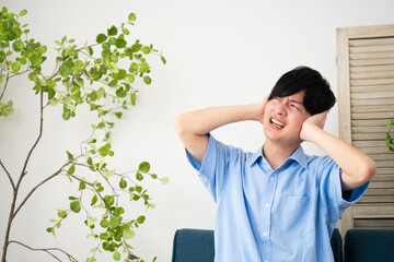 私服姿の若い男性　ライフスタイルイメージ