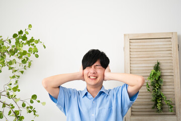 私服姿の若い男性　ライフスタイルイメージ