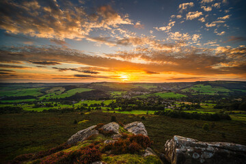 Zachodzące słońce nad barwnym krajobrazem parku Peak District, UK