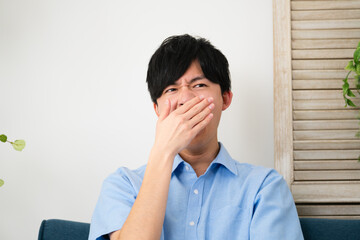 私服姿の若い男性　ライフスタイルイメージ
