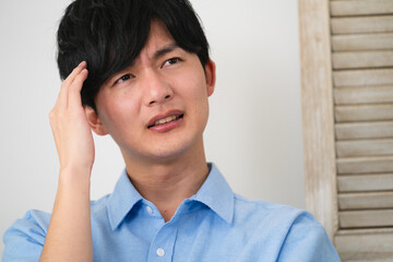 私服姿の若い男性　ライフスタイルイメージ