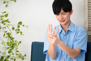 私服姿の若い男性　ライフスタイルイメージ