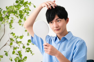 私服姿の若い男性　ライフスタイルイメージ