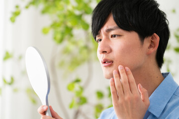 私服姿の若い男性　ライフスタイルイメージ