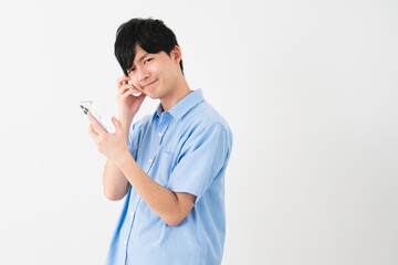 私服姿の若い男性　ライフスタイルイメージ