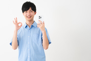 私服姿の若い男性　ライフスタイルイメージ