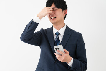 ビジネススーツを着ている若い男性　ビジネスイメージ