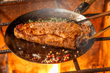 ワイルドに焼くステーキ　Grill a steak over an outdoor