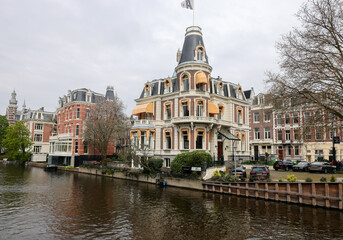 Fototapeta na wymiar The canal and architecture typical of the center of Amsterdam in the area of the Rijksmuseum