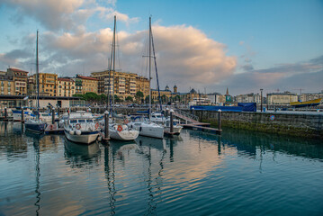 Fototapeta na wymiar El puerto de San Sebastian, Donostia