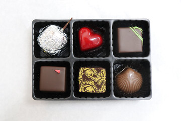 チェリーボンボン、トリュフ、プラリネのバレンタインのチョコレート