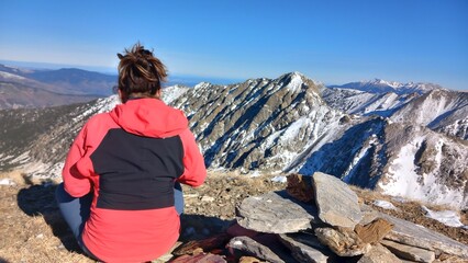 Randonnée en montagne avec des gens en alpinisme avec crampons et piolet en hiver sur la neige et la glace dans les Pyrénées