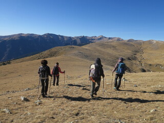 randonnée en montagne dans la pelouse d'altitude dans les Pyrénées avec des gens, groupe de...