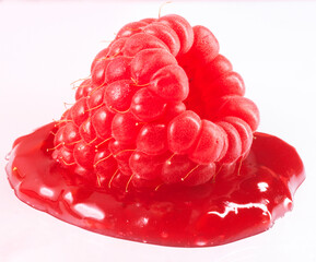 Himbeer, Himbeere mit Sauce, Dessert, Obst, süss, 