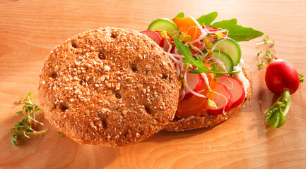 Finntoast, Toast, Frühstück, belegtes Toast, Radieschen, Salat,