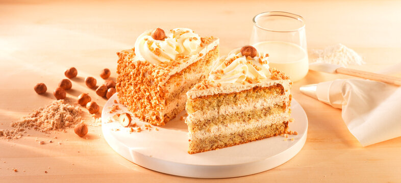 Nusskuchen, Nusstorte, Torte, Cremetorte, Dessert, Tortenst&uuml;ck,